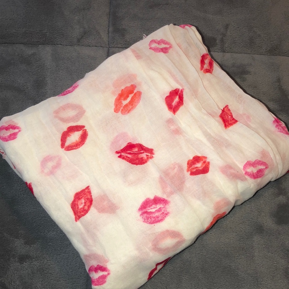 Kisses Scarf